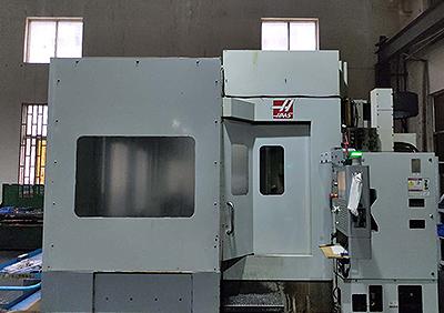 Horizontal machining center